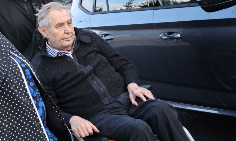 Miloše Zemana po operaci propustili z nemocnice