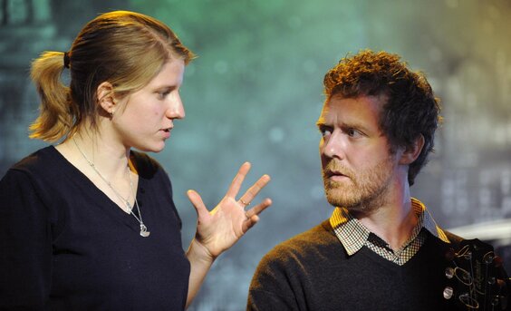 Při dopravní nehodě na motorce zemřel zpěvák Glen Hansard